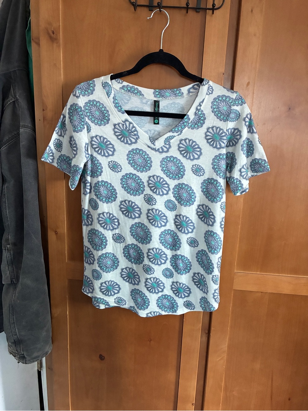 Sterling Kreek Women's V-Neck Floral Medallion Tee - White & Teal #66